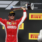 Hamilton aplaude a Kimi Raikkonen tras recoger el finlandés la copa de ganador en Austin.