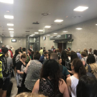 Decenas de personas ayer en la planta inferior de la estación esperando poder subir a otro tren.