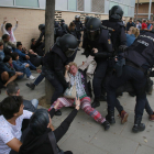Càrregues policials contra ciutadans al CAP de Cappont el dia del referèndum de l’1-O.