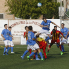 Un jugador del Alcarràs salta por encima de los rivales para rematar un balón en una acción del partido.