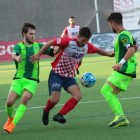 Trota controla un balón ante la presión de dos jugadores del Viladecans, ayer durante el partido.