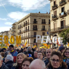 Manifestants a la concentració d’Òmnium Cultural, a l’estació de França de Barcelona.