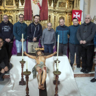 La comunidad religiosa de Sant Ramon, con el sacerdote, monjes y novicios, junto al Cristo recuperado.