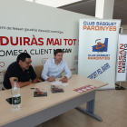 Jordi Mauri y Carlos Costa durante la firma del convenio entre CB Pardinyes e Ilerdauto Nissan.
