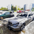Un incendio calcina tres vehículos estacionados en la avenida Onze de Setembre en Lleida