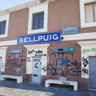 Imatge dels grafitis que es poden veure a la façana de l’estació de Bellpuig.