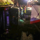 El accidente se produjo a las 21.15 horas del jueves en el cruce con la carretera de Graus. En la imagen, uno de los vehículos siniestrados