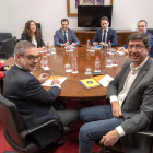 Los equipos negociadores de PP y Cs, encabezados por Juanma Moreno (c) y Juan Marín (2d).