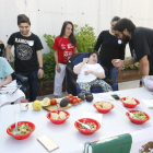 Un estudiant d’Educació Social dona a provar guacamole mexicà a una resident d’Aremi.