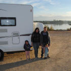 Una família al costat de la seua caravana a l’entorn de l’Estany d’Ivars i Vila-sana.