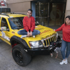 Lydia López i la seua filla Ylenia Tan, amb el cotxe amb què competiran a partir de dissabte en una nova edició de l’Spring Maroc Challenge.