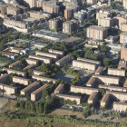 Imatge aèria de blocs de pisos socials al barri de la Mariola.