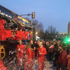 Miles de personas custiodian las 50 carrozas de Carnaval en Lleida
