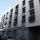 Un bloque de pisos tapiados en Sant Martí, cuyo interior ha sido desvalijado. Divarian es titular de al menos una parte de ellos.
