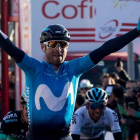 Alejandro Valverde levanta los brazos tras cruzar la meta en Valls.
