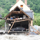 Una casa con la fachada derribada en Bossòst por la riada de 2013.