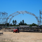 Instal·lació d’un dels escenaris del festival musical al parc de la Serra de Mollerussa.