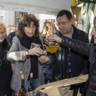 La consellera de Agricultura, Teresa Jordà, degustó el aceite de Belianes en la inauguración de la feria. 