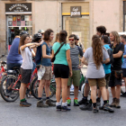Turistes a la plaça Sant Jaume de Barcelona.