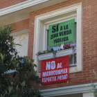 Una vivienda de Ciutat Jardí con dos pancartas reivindicativas, ayer por la mañana. 