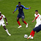 El azulgrana Ousmane Dembélé intenta un pase durante el partido de ayer.