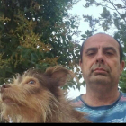 El Josep combina la seua afició per la foto amb els passejos amb la Petita, la seua gossa.