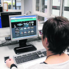 Imatge d’arxiu d’una usuària fent servir un ordinador.