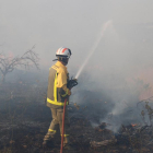 Los bomberos siguen luchando contra el fuego que afecta Almorox y varios municipios madrileños.