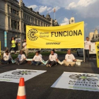 Imagen de los activistas de Greenpeace cortando la entrada a Madrid Central.