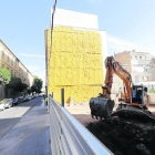 Una excavadora treballant al solar ahir a la tarda. Al fons, l’actual edifici de la clínica.