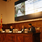 El director ejecutivo de SEGRE, Juan Cal; el presidente de la Diputación, Joan Reñé; y el autor del libro, Jordi Guardiola, ayer en el IEI.