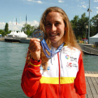 Núria Vilarrubla mostra la medalla de plata conquerida ahir a l’Europeu absolut.