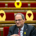El president Torra en una imagen en el Parlament rodeado de escaños con lazos amarillos.