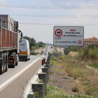 La señalización que obliga a los camiones a desviarse por la AP-2 entre Montblanc y Les Borges.