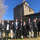 La consellera Borràs y autoridades locales y comarcales, ayer ante el Palau Abacial de El Pont de Suert.