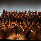Un centenar de voces e intérpretes del Orfeó y la Orquestra Julià Carbonell, ayer en la Llotja de Lleida.