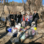 Miembros de la ONG Osmon con la basura recogida ayer. 