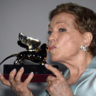 L’actriu Julie Andrews, emocionada al rebre ahir el Lleó d’Or.