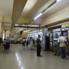 Imagen del interior de la estación, en el vestíbulo, donde usuarios esperaban ayer o compraban sus billetes.