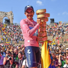 L’equatorià Carapaz celebra el triomf al Giro.