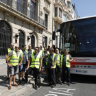 Algunos de los chóferes se manifestaron ayer ante la Paeria. 