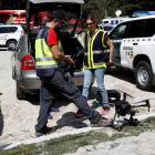 Dos policías nacionales manipulan un dron para buscar a Blanca.