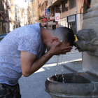 Un joven se refrescaba ayer en una fuente de Lleida, donde se alcanzaron los 35,2 grados.  