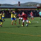 Un jugador de l’Artesa de Segre es disposa a rematar a porteria, en una de les nombroses ocasions que l’equip va tenir però que no va aconseguir transformar en gol.