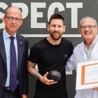 Messi, amb la pilota feta amb draps del premi Pilota Educativa 2019 d’una fundació del papa.