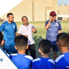 Xavier Codina, primero por la izquierda, junto a entrenadores de la academia que tiene el Espanyol en Baghdad dirigiéndose a unos niños.