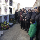 Un momento del entierro ayer de una de las víctimas cuyos restos han sido recuperados en la fosa de El Soleràs. 