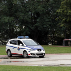 Agentes de la Ertzaintza custodian la zona en el parque de Etxebarria donde se produjo la violación.