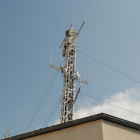 Una antena de telefonia mòbil al carrer Balmes de Mollerussa.