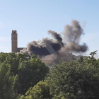 Un incendi en un solar de Lleida crea una gran columna de fum